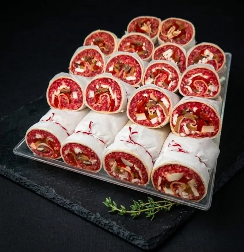 Wrap de vitela com queijo curado, cogumelos e pimento assado